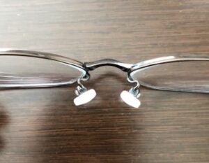 シリコン眼鏡パッドを装着した眼鏡を上から見た